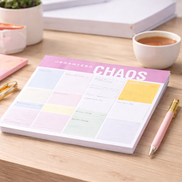 Weekly planner utilizzato su una scrivania ordinata per pianificare la settimana

