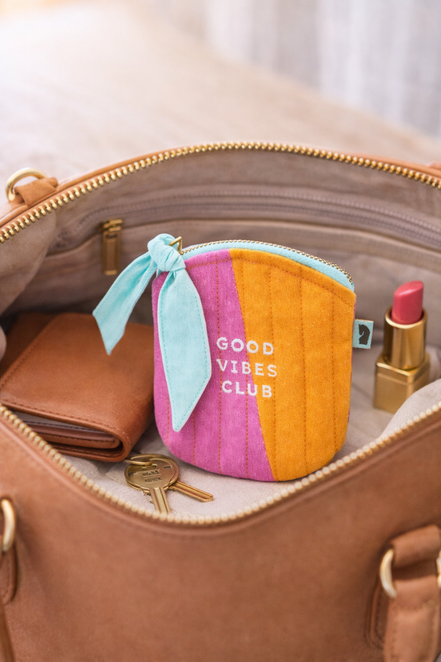 Portamonete compatto inserito in una borsa aperta come accessorio da usare ogni giorno
