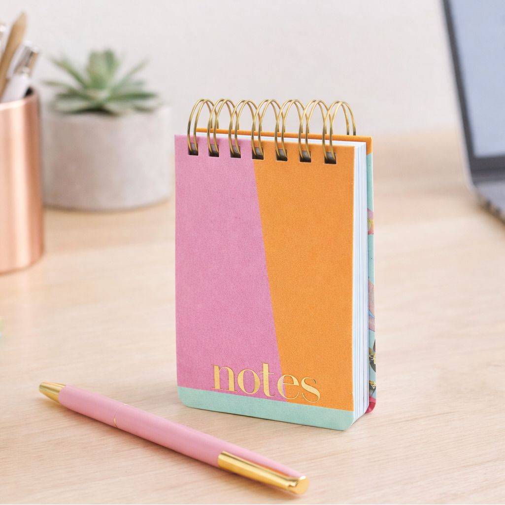 Block notes spiralato utilizzato su una scrivania per appunti quotidiani

