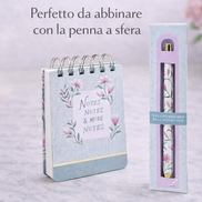 Block notes spiralato compatto abbinato a penna a sfera decorata, ideale per prendere appunti e organizzare idee quotidiane.