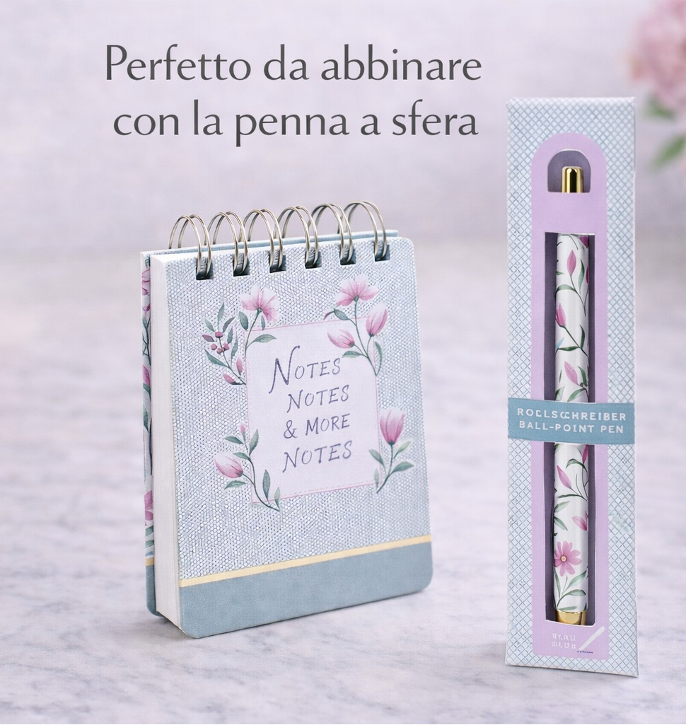 Block notes spiralato compatto abbinato a penna a sfera decorata, ideale per prendere appunti e organizzare idee quotidiane.