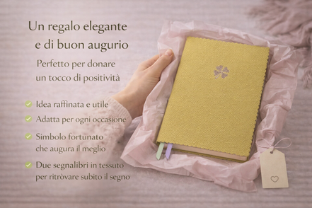 Taccuino A5 verde con copertina in pelle vegana e simbolo dorato, presentato come idea regalo elegante e curata.