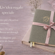 Taccuino A5 elegante con copertina vegana verde salvia, idea regalo raffinata per chi ama scrivere, pianificare e organizzare con stile.