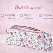Astuccio bauletto in stoffa con fantasia floreale coordinata, presentato su sfondo chiaro con testo overlay che ne evidenzia stile raffinato, praticità e design abbinabile alla shopper della stessa linea.