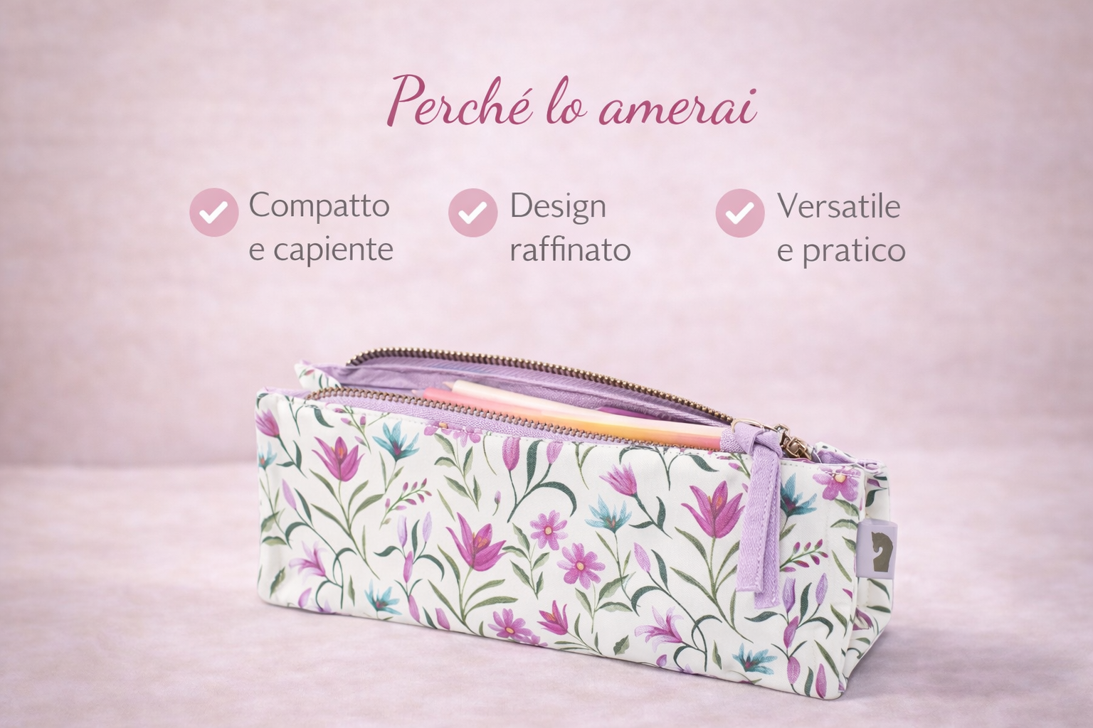 Astuccio bauletto in stoffa con fantasia floreale coordinata, presentato su sfondo chiaro con testo overlay che ne evidenzia stile raffinato, praticità e design abbinabile alla shopper della stessa linea.