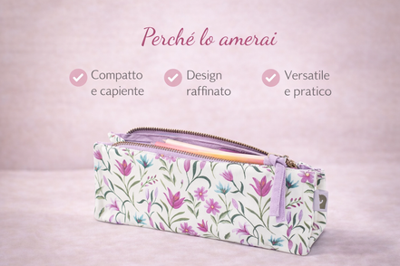 Astuccio bauletto in stoffa con fantasia floreale coordinata, presentato su sfondo chiaro con testo overlay che ne evidenzia stile raffinato, praticità e design abbinabile alla shopper della stessa linea.