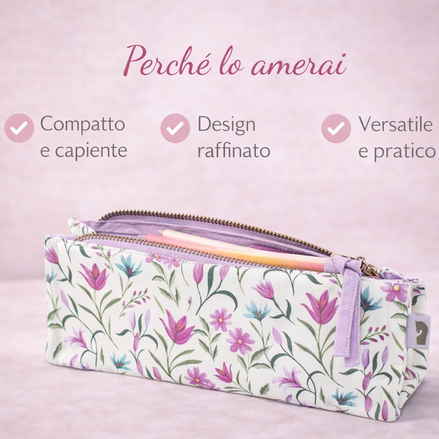Astuccio bauletto in stoffa con fantasia floreale coordinata, presentato su sfondo chiaro con testo overlay che ne evidenzia stile raffinato, praticità e design abbinabile alla shopper della stessa linea.