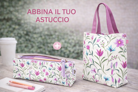 Astuccio in stoffa con fantasia floreale coordinato a una shopper abbinata, presentati insieme in un’immagine elegante con testo overlay “Abbina il tuo astuccio”, su sfondo chiaro e raffinato