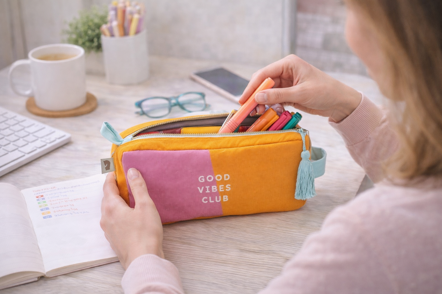 Astuccio maxi colorato “Good Vibes Club” su una scrivania ordinata, utilizzato come portapenne e accessori, con quaderni e cancelleria intorno in un contesto lifestyle moderno e creativo.