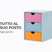 Cassettiera da scrivania compatta con tre cassetti colorati, perfetta per organizzare penne, documenti e piccoli oggetti ogni giorno
