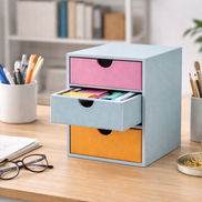 Cassettiera da scrivania a 3 cassetti inserita in un ambiente home office ordinato, ideale per organizzare penne, appunti e accessori sulla scrivania
