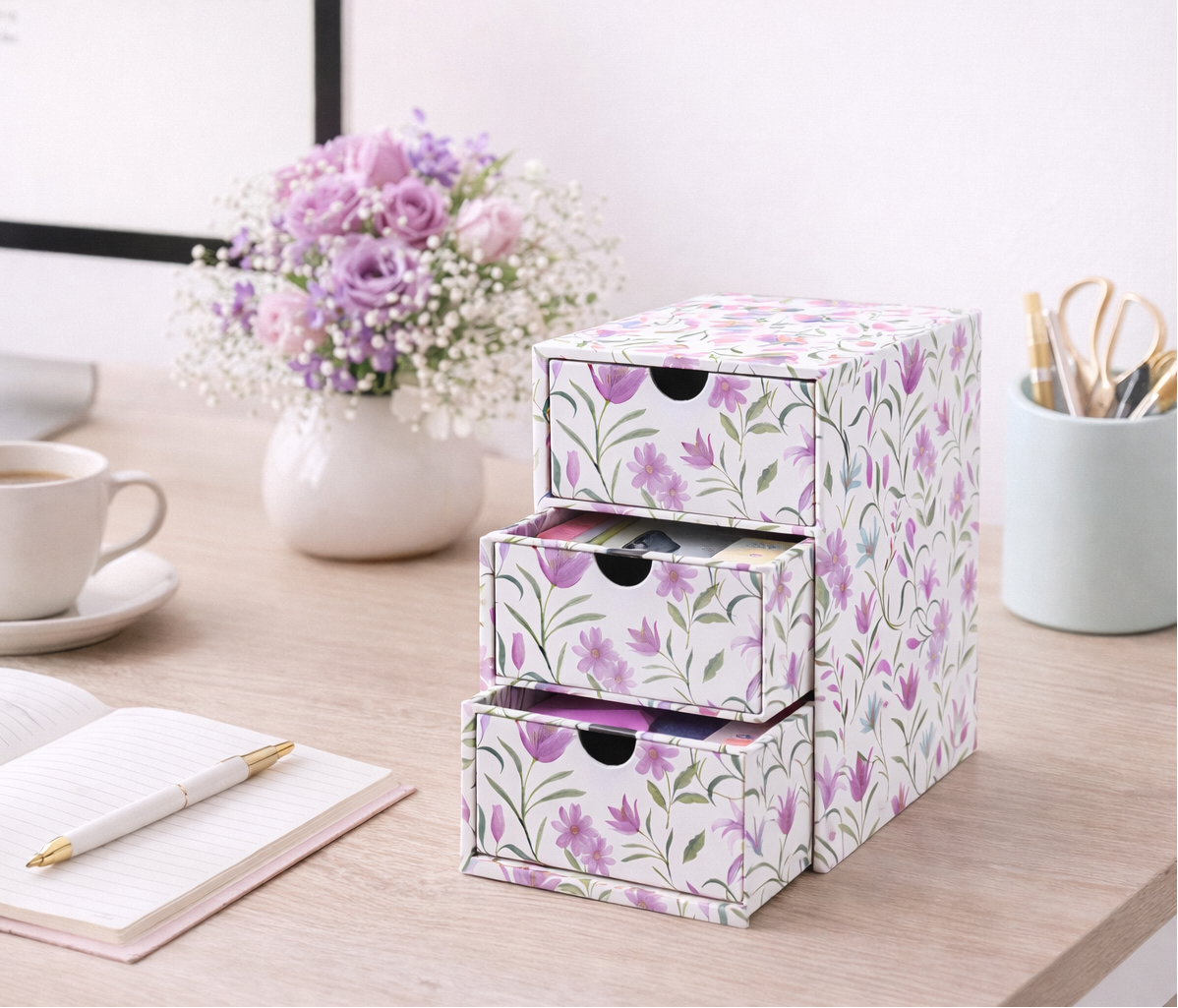 Cassettiera da scrivania a 3 cassetti con design floreale inserita in un ambiente home office ordinato, ideale per organizzare penne, appunti e accessori
