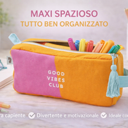 Astuccio maxi in tessuto colorato arancione e rosa con scritta “Good Vibes Club”, zip azzurra con nappina decorativa e maniglia laterale, presentato su sfondo chiaro con grafica e testo overlay che ne evidenziano capienza e stile.