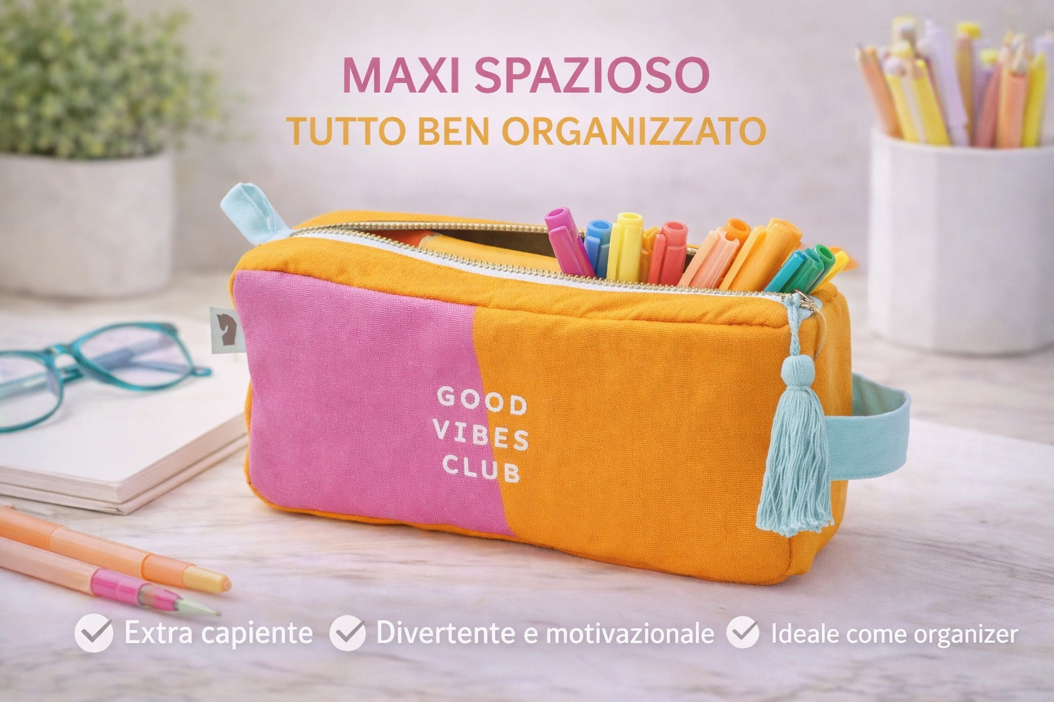 Astuccio maxi in tessuto colorato arancione e rosa con scritta “Good Vibes Club”, zip azzurra con nappina decorativa e maniglia laterale, presentato su sfondo chiaro con grafica e testo overlay che ne evidenziano capienza e stile.
