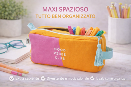 Astuccio maxi in tessuto colorato arancione e rosa con scritta “Good Vibes Club”, zip azzurra con nappina decorativa e maniglia laterale, presentato su sfondo chiaro con grafica e testo overlay che ne evidenziano capienza e stile.