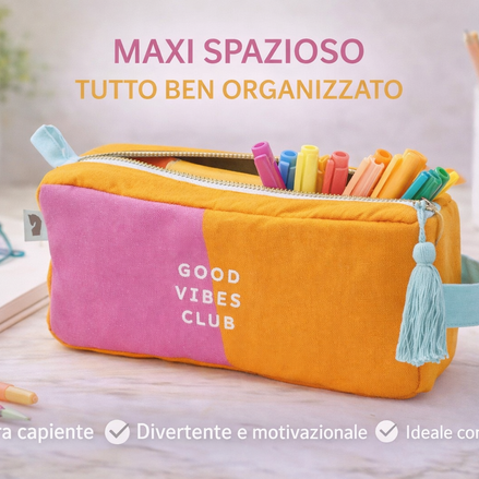 Astuccio maxi in tessuto colorato arancione e rosa con scritta “Good Vibes Club”, zip azzurra con nappina decorativa e maniglia laterale, presentato su sfondo chiaro con grafica e testo overlay che ne evidenziano capienza e stile.
