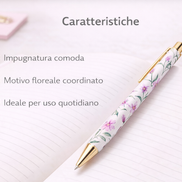Penna a sfera con motivo floreale appoggiata su quaderno, con impugnatura comoda e design coordinato, ideale per l’uso quotidiano
