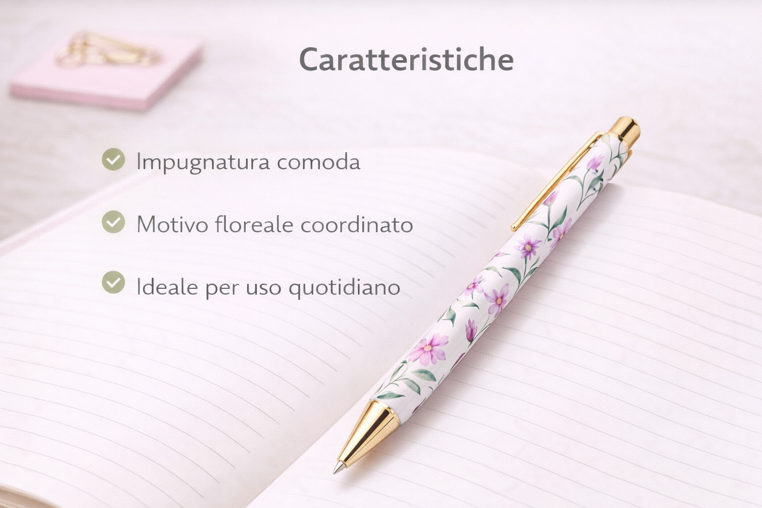 Penna a sfera con motivo floreale appoggiata su quaderno, con impugnatura comoda e design coordinato, ideale per l’uso quotidiano
