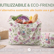 Shopper pieghevole riutilizzabile con fantasia floreale, ripiegata ed esposta in un espositore, ideale per la spesa quotidiana e uno stile di vita ecosostenibile