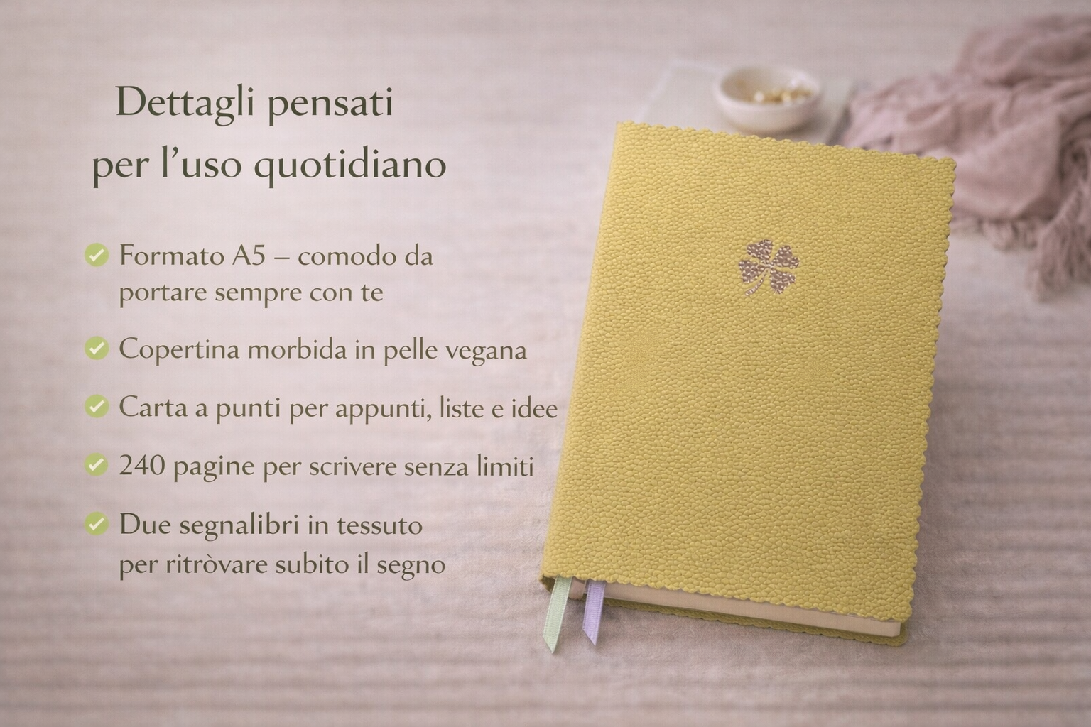 accuino A5 verde con copertina morbida in pelle vegana e simbolo dorato, affiancato da testo overlay che evidenzia formato, carta a punti, 240 pagine e doppi segnalibri.