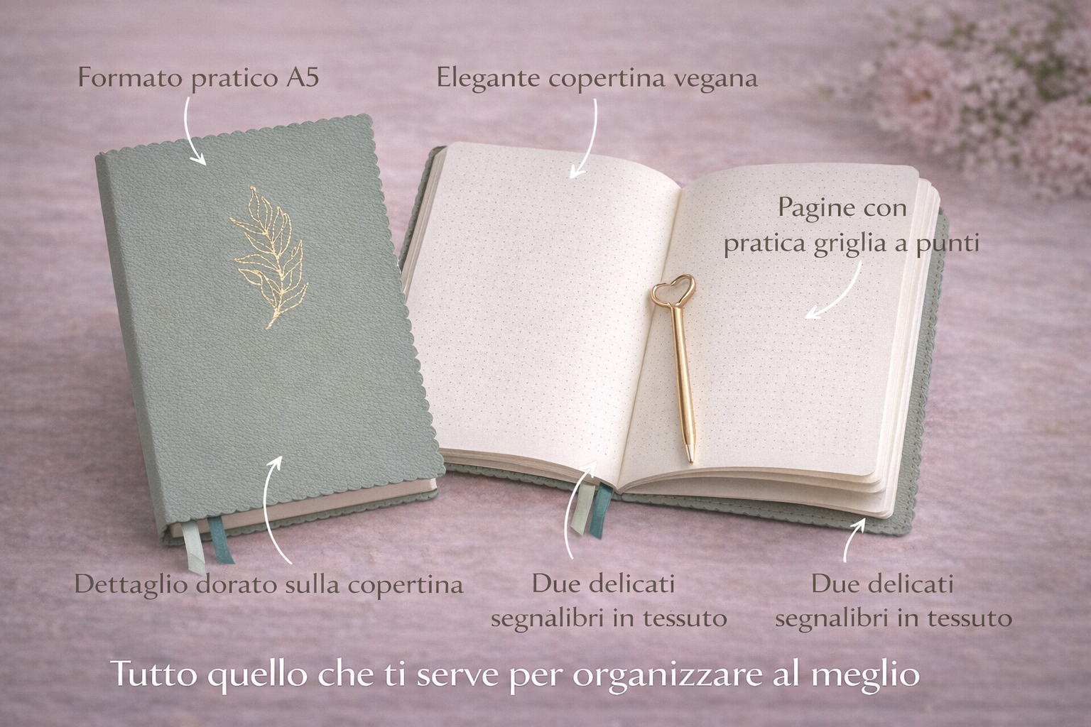 Taccuino A5 verde salvia con copertina in pelle vegana, bordo decorativo e dettaglio dorato, mostrato in vista frontale per evidenziare materiali e finiture
