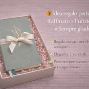 Taccuino A5 verde salvia con copertina elegante in pelle vegana e decorazione dorata, presentato come idea regalo raffinata.