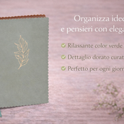 Taccuino A5 elegante verde salvia con copertina in pelle vegana, dettaglio decorativo dorato e stile raffinato, ideale per appunti quotidiani e idee creative.