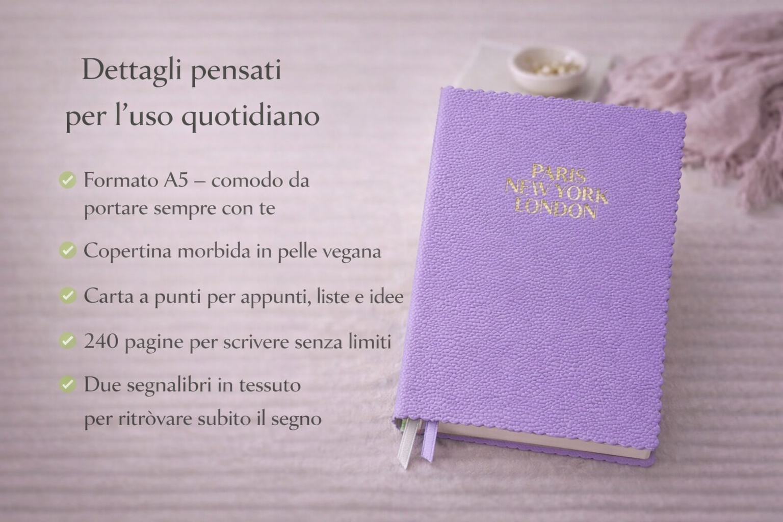 Taccuino lilla elegante con copertina in pelle vegana, presentato con testo overlay che evidenzia formato A5, carta a punti, 240 pagine e doppio segnalibro per l’uso quotidiano.
