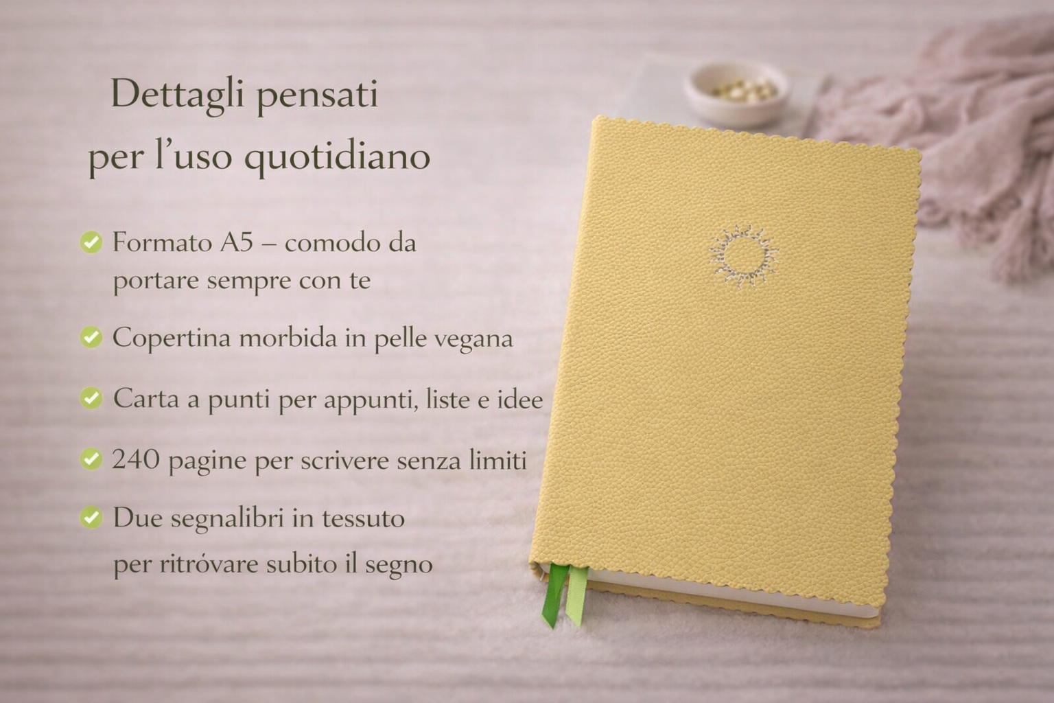 Taccuino elegante giallo con copertina in pelle vegana, presentato con testo overlay che evidenzia formato A5, carta a punti, 240 pagine e doppio segnalibro per l’uso quotidiano.
